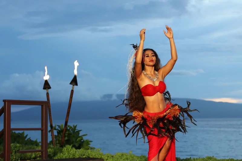 Luau en bord de plage à Kaanapali avec Lanai à l'horizon au coucher du soleil